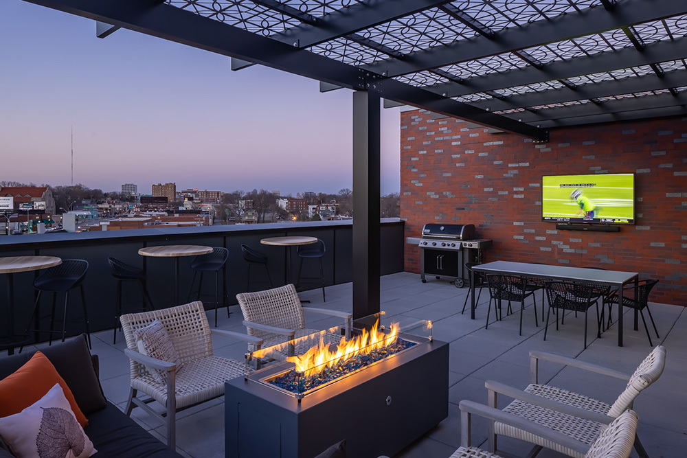 Westley on Broadway Apartment Outdoor Amenity Deck