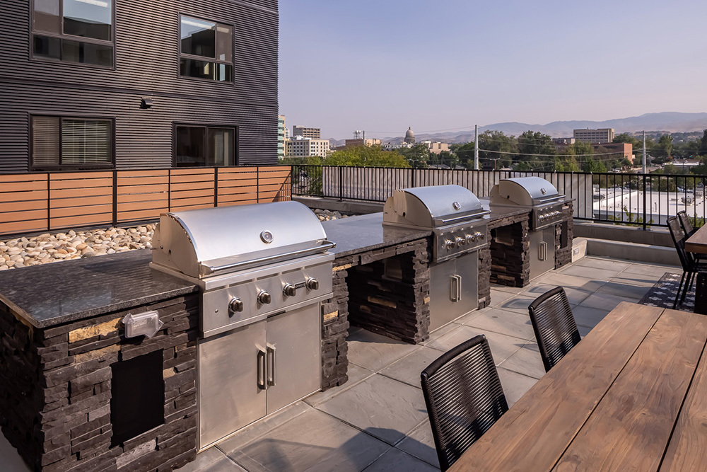 Jules on 3rd amenity deck grilling stations